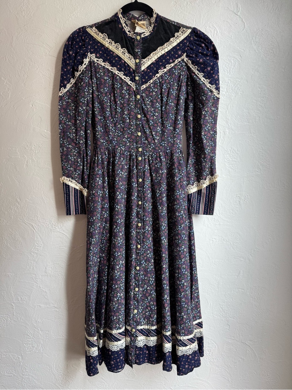 Vintage 1970 Gunne Sax Blue Calico Floral Prairie Midi Dress Lace Trim High Neck